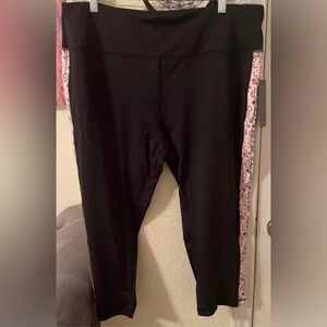 Bebe Plus Size Womens pink bandanna look capris size 3X NEW